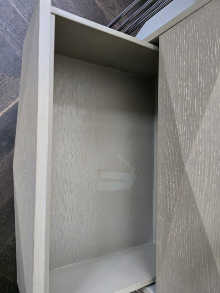 Moderner Beistelltisch mit Schubladen – Bild 4